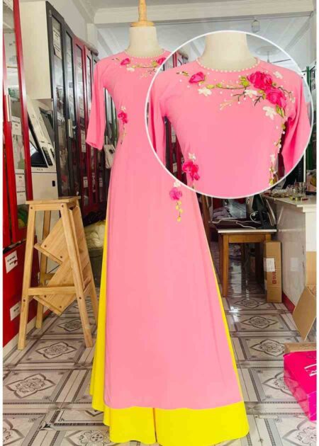 Trang phục truyền thống áo dài lụa hồng thêu hoa ruy băng