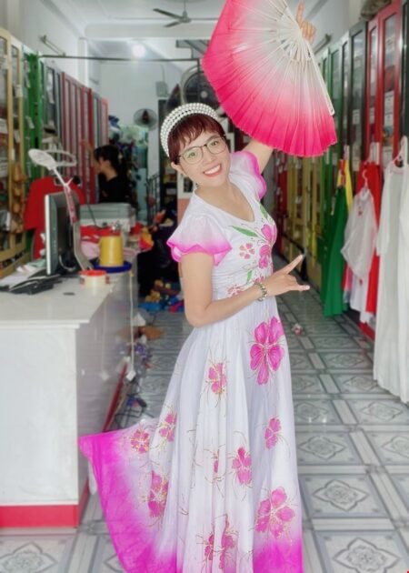 Váy đầm múa hát màu trắng in hoa đào, tay cánh tiên