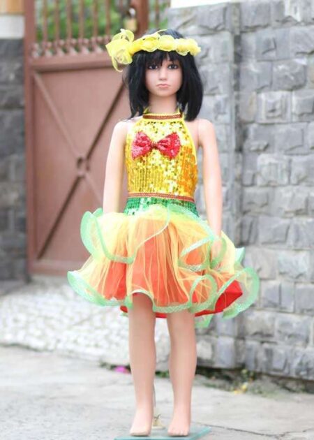 Váy múa mầm non kim sa vàng cổ trụ nơ đỏ