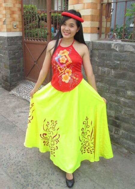 Yếm đỏ phun hoa đào ô vuông, đụp dài