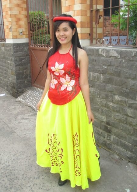 Yếm đỏ phun hoa trắng, đụp dài
