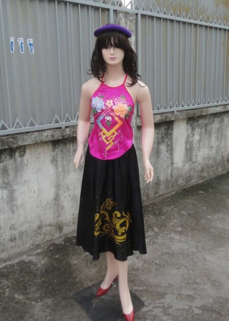 Yếm hồng phun hoa ô vuông, đụp đen dài