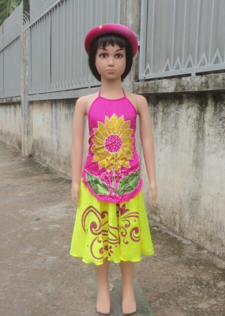 Yếm mầm non hồng vẽ hoa hướng dương, váy đụp vàng