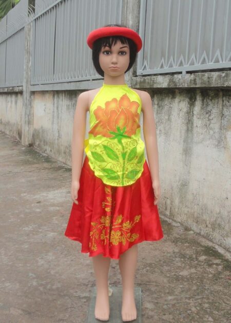 Yếm mầm non vàng vẽ hoa hồng, váy đụp đỏ