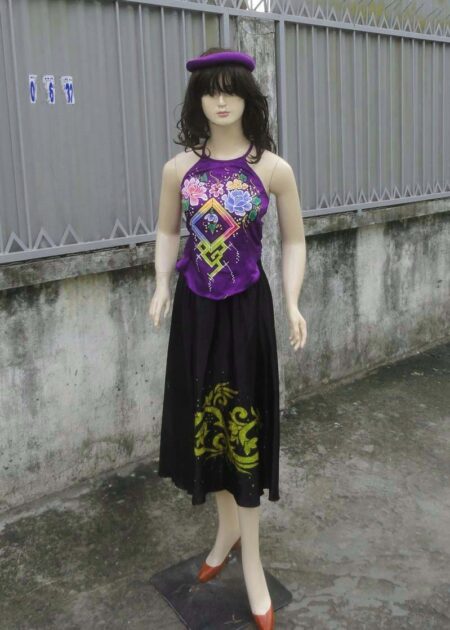 Yếm tím phun hoa ô vuông, đụp đen dài
