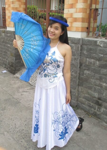 Yếm trắng phun hoa lá xanh dương, đụp dài
