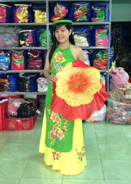 Yếm váy múa vẽ màu xanh lá